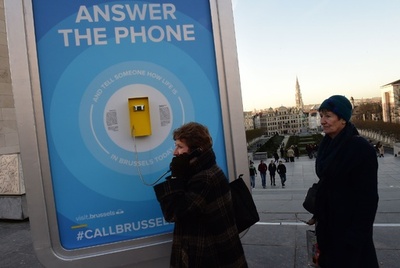 治安について住民が答える公衆電話、観光局が開設 ベルギー