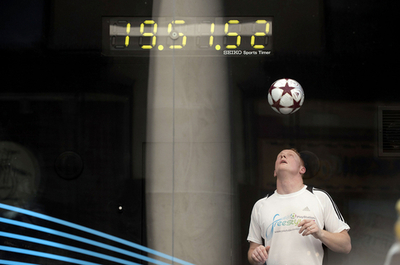 サッカーボールのリフティングでギネス記録達成、連続24時間