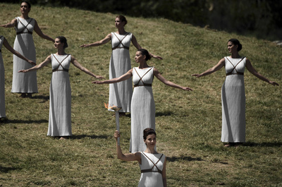 トルコ、古代ギリシャ風の衣装着た大使召還 「大スキャンダル」と批判
