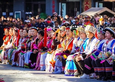 中国の少数民族のリス族男性 裸足で刀を踏んで新年を祝う