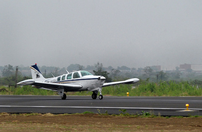 小型機が民家に墜落し炎上、住民間一髪 米マサチューセッツ州