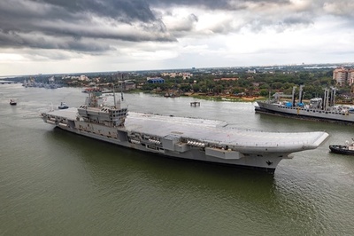 インド初の国産空母、試験航行開始 海軍力強化で中国に対抗