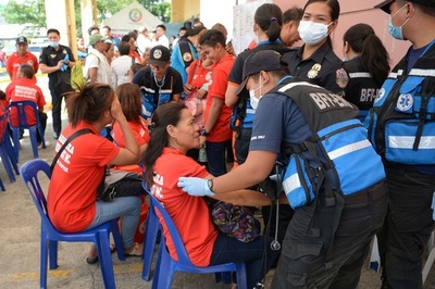 イメルダ夫人の90歳誕生パーティーで食中毒か、約260人が病院に