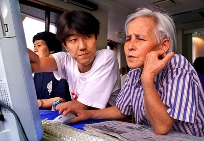 若者に負けずにネットを楽しむシニア世代 - 東京