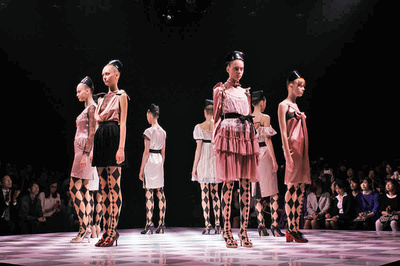 フューチャリスティックなエロスとフェティッシュを表現、「モトナリオノ」新作発表