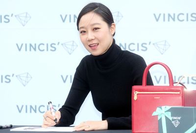 女優のコン・ヒョジン、ファンサイン会に登場 ソウル