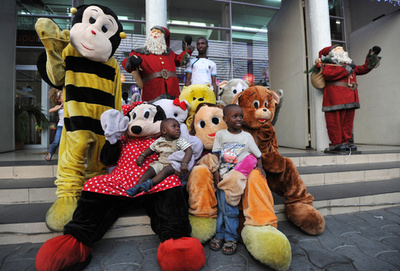 何のキャラクターか分かりますか…？アフリカのおもちゃ屋さんイベント