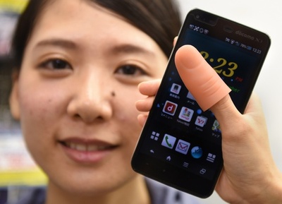 大画面スマホに「指のび～る」解決策？東京・秋葉原の電器店