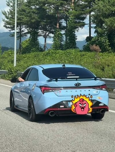 運転中に窓から裸足を出す迷惑ドライバー…韓国・ネットで大炎上