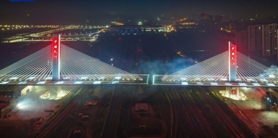 世界最大トン数の非対称曲線斜張橋が回転に成功