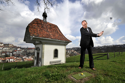 スイスの古都に誕生した斬新なゴルフコース、観光客に好評