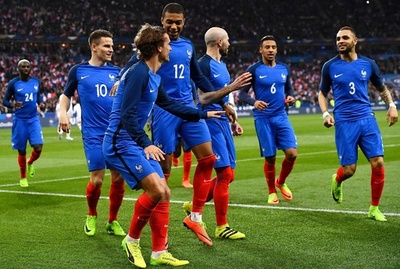 ビデオ判定は「フェアだがサッカーの魅力は減る」、試験導入で賛否