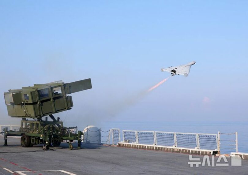 韓国南部・釜山沖の大型輸送艦「馬羅島」で、自爆型ドローンの海上運用検証試験のため離陸する機体＝2026年8月25日、共同取材(c)NEWSIS