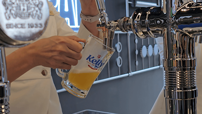 ハイト眞露江原工場で作られたばかりのケリー生ビールがグラスに注がれている(c)KOREA WAVE