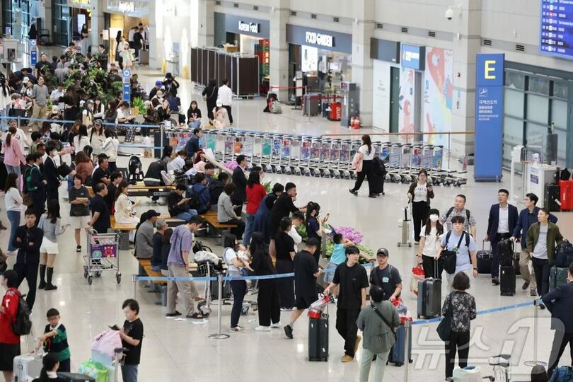 2025年9月29日、外国人観光客で混雑する仁川国際空港(c)news1