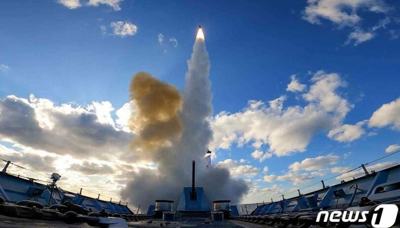 SM-2艦隊空誘導弾の実射撃訓練（海軍提供）(c)news1