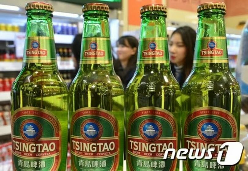 ソウル市内の大型スーパーで青島ビールを見る買い物客＝2017年3月5日(c)news1