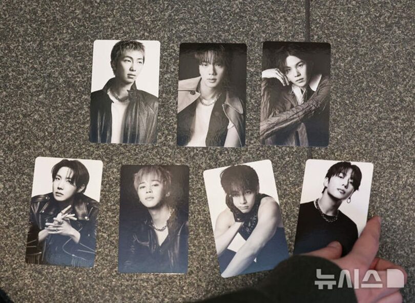 BTSのフォトカード(c)NEWSIS