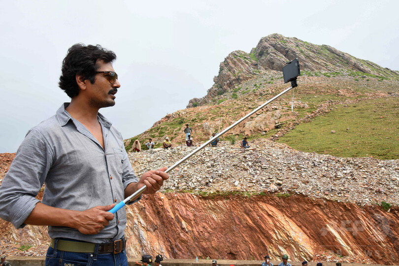 亡妻思い22年間、山を掘り続けた男性の実話を映画化 インド