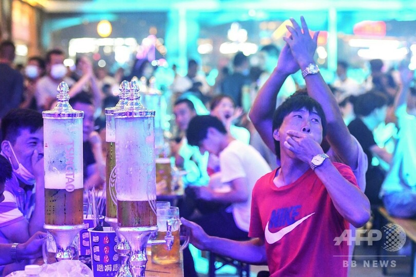 中国・青島で恒例のビール祭り開幕、マスク外し乾杯