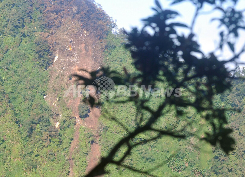 ロシア旅客機墜落、12人の遺体を発見 インドネシア