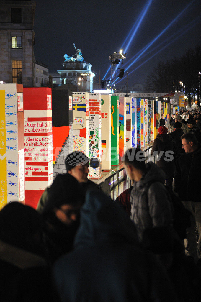 「ベルリンの壁」崩壊20年を祝う巨大ドミノ倒し