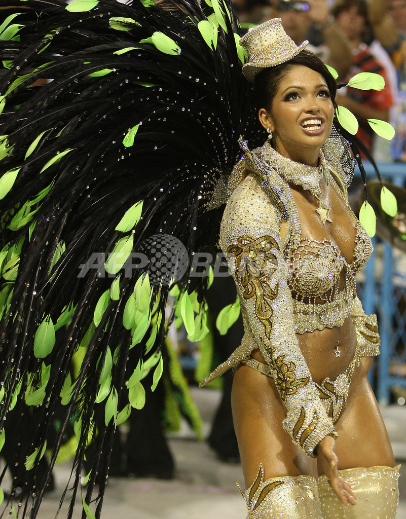 ブラジル・リオのカーニバル、一夜目から興奮は最高潮