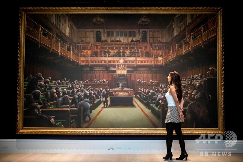 バンクシー作品で過去最高額 「猿の議会」絵画に13億円