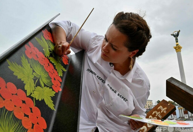 対戦車バリケードにウクライナ伝統の装飾 アートで軍支援