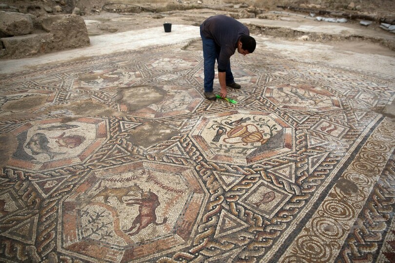 偶然発見した古代の「印象的な」モザイク画、初公開へ イスラエル 