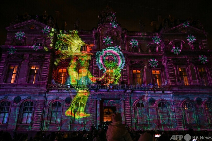 仏リヨンで「光の祭典」 街全体がライトアップ