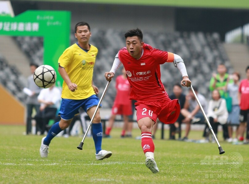 中国サッカーファンのハートをつかむ 片脚の王様 写真4枚 国際ニュース Afpbb News