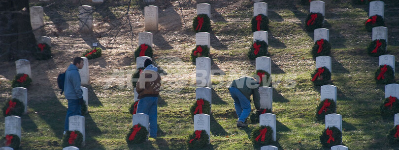 戦死者にクリスマス・リースを、米アーリントン国立墓地