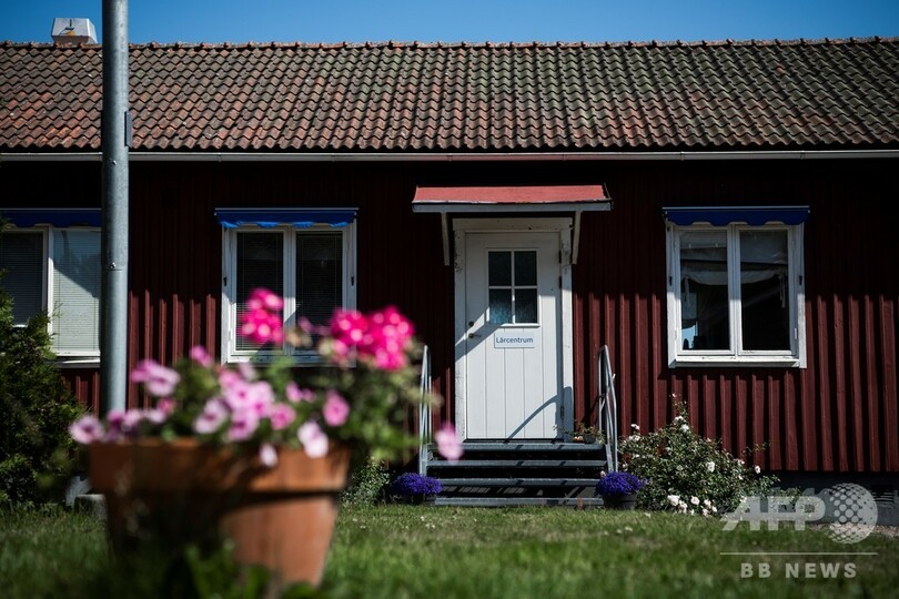 受刑者の更生に牛が一役、スウェーデンの農場刑務所