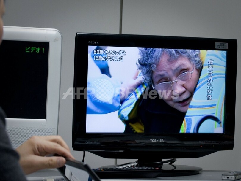 石巻市で生存者2人救助 80歳祖母と孫の少年 写真1枚 国際ニュース Afpbb News