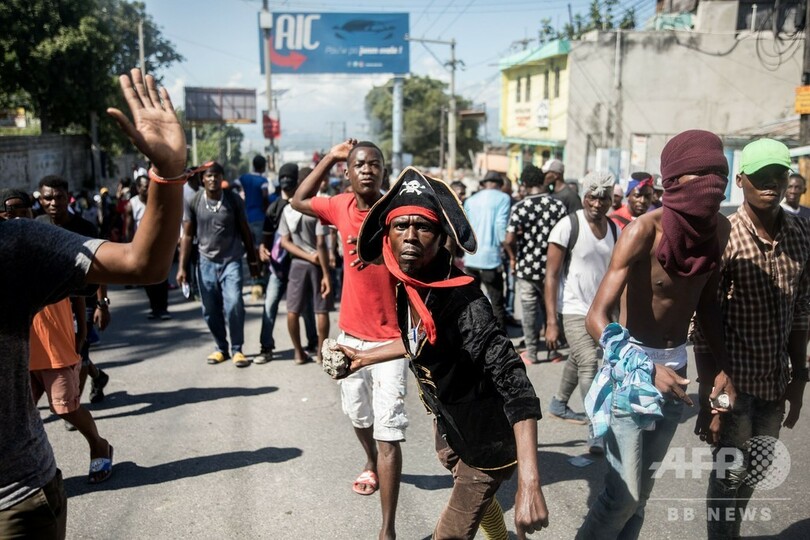 ハイチ首都、警官賃上げデモと反政府デモ 2人死亡