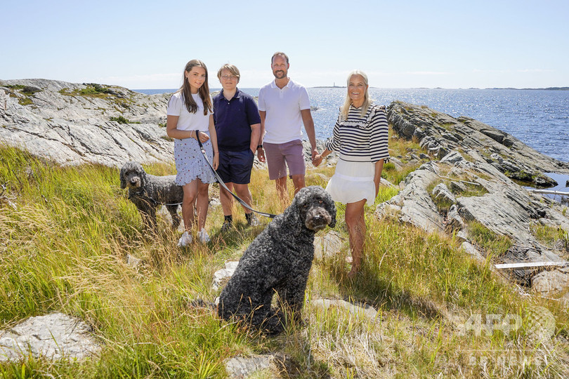 ノルウェーの皇太子一家 愛犬とともに休暇を満喫 写真4枚 国際ニュース Afpbb News