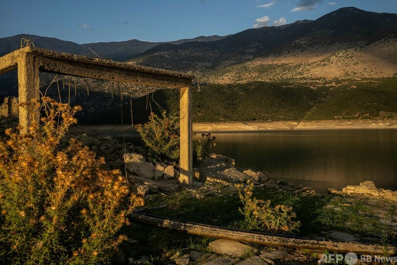 水位が下がったダム湖「モルノス湖」から出現したカリオ村の建物（2024年9月1日撮影）。(c)Angelos TZORTZINIS / AFP