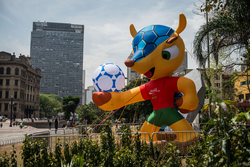 2014年サッカーW杯の巨大マスコットが登場 写真10枚 国際ニュース：AFPBB News