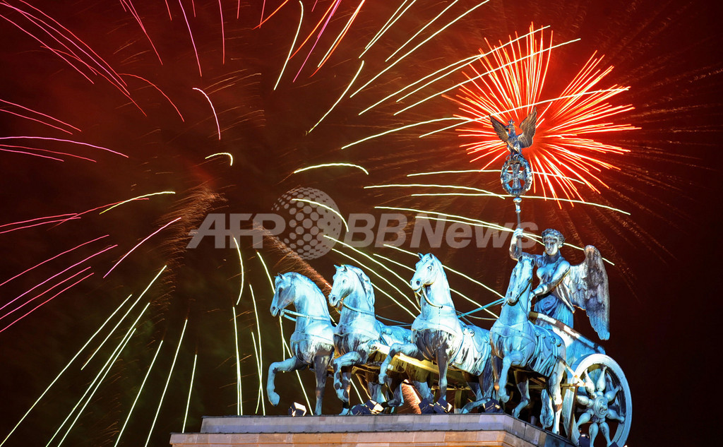 新年の夜空を彩るブランデンブルク門の花火 ドイツ 写真6枚 国際ニュース Afpbb News