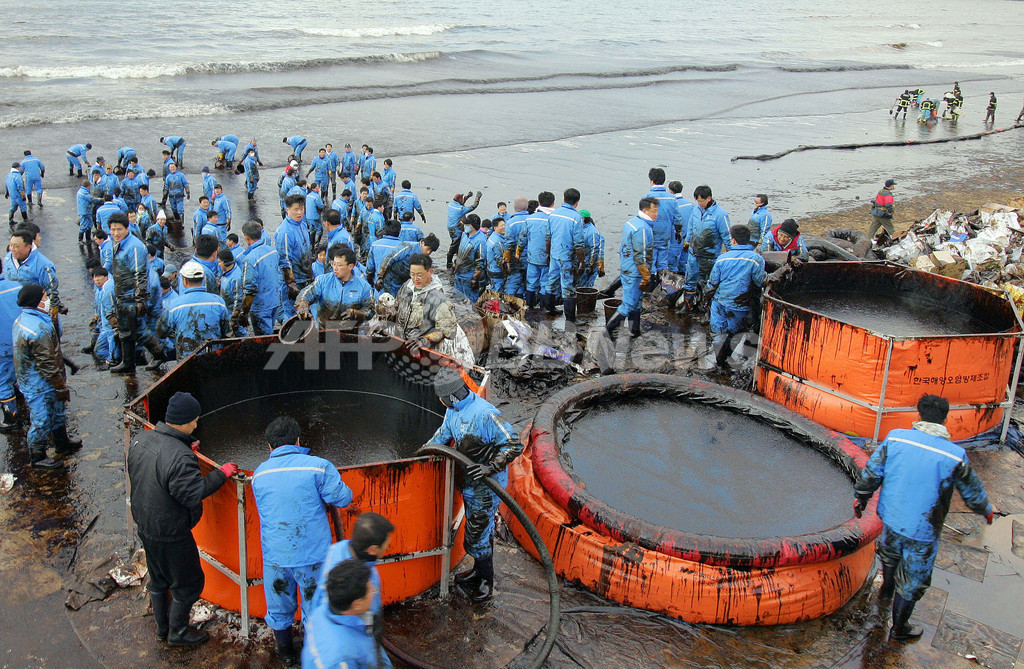 韓国沖の原油流出事故、原油の除去作業が続く 写真12枚 国際ニュース：AFPBB News
