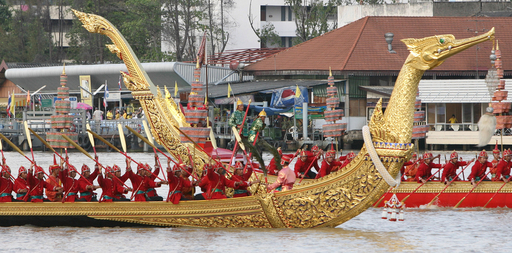 バンコクで王室御座船パレードのリハーサル、有名な「スパンナホン」も