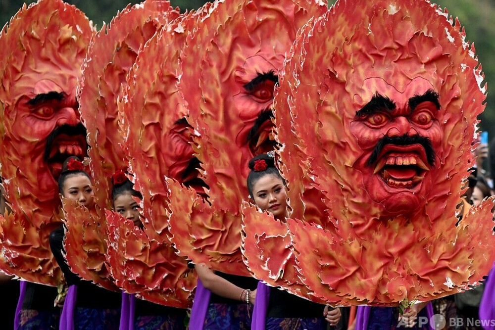 今日の1枚】悪の象徴、その名は「オゴオゴ」 インドネシア 写真2枚
