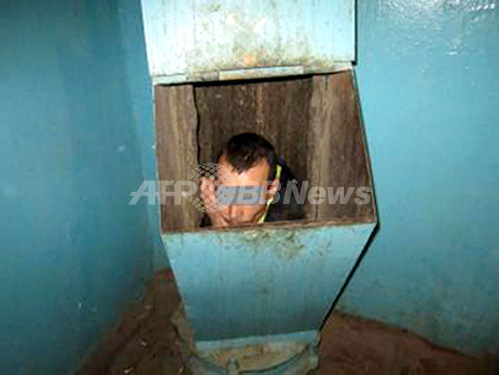 ごみ用ダストシュートに飛び込み詰まった男性、ロシア