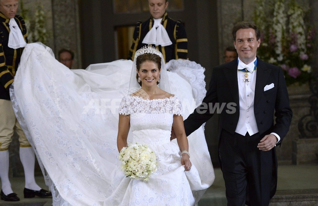 スウェーデンのマデレーン王女が結婚、ウエディングドレスは「ヴァレンティノ」