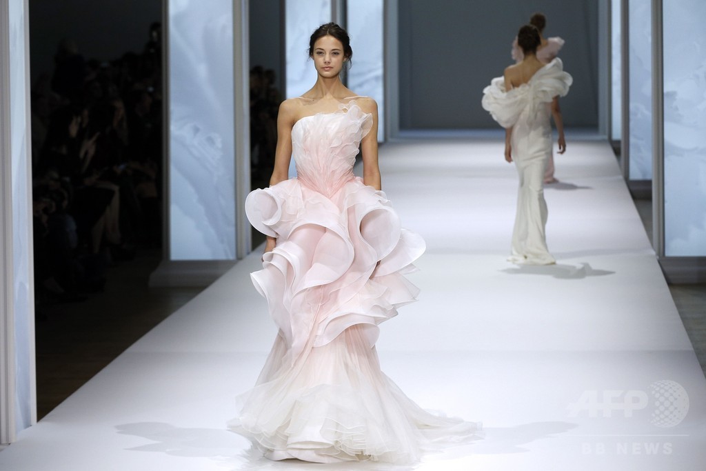 フェミニンで繊細なドリームドレス、「ラルフ＆ルッソ」15年春夏オートクチュール