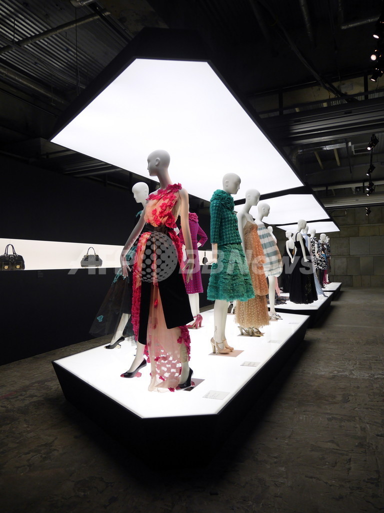 マーク ジェイコブス回顧展14日まで、貴重なショーピースが一堂に