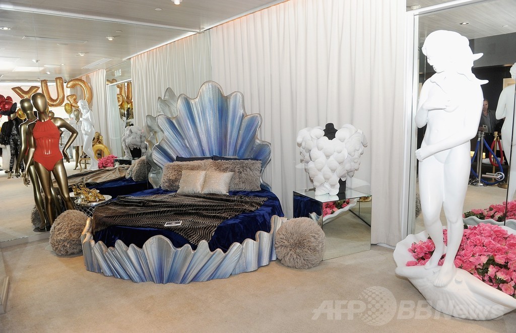 ニューヨークのホテルでレディー・ガガの衣装など展示