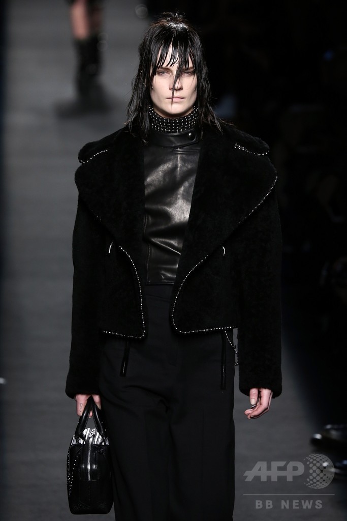 レザーやベルベットで表現するヘビメタ、「アレキサンダー ワン」15/16年秋冬