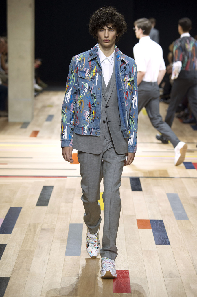 マリンテイストを加えた新エレガンス、「ディオール オム」15年春夏メンズ